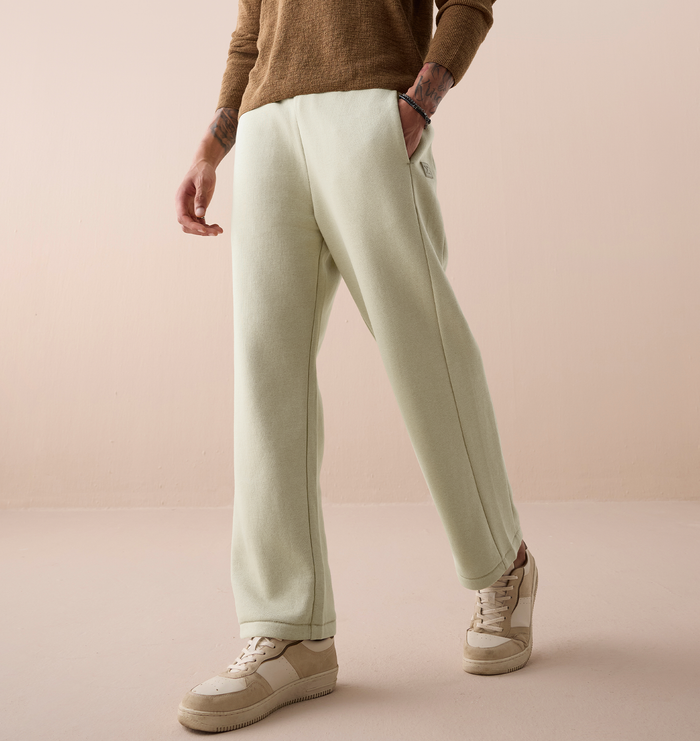 blog-article-image-white-shirt-matching-pants-combination